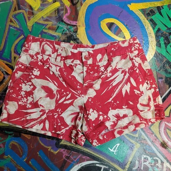 Ann Taylor Loft red & white floral print  short shorts, size 2, extra button - Picture 1 of 9